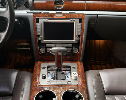 Чорний Фольксваген Фаєтон, об'ємом двигуна 2.97 л та пробігом 262 тис. км за 15950 $, фото 19 на Automoto.ua