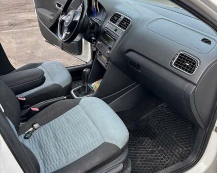 Белый Фольксваген Поло, объемом двигателя 1.2 л и пробегом 285 тыс. км за 5000 $, фото 4 на Automoto.ua