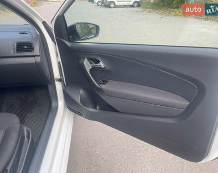 Білий Фольксваген Поло, об'ємом двигуна 1.2 л та пробігом 240 тис. км за 5800 $, фото 12 на Automoto.ua