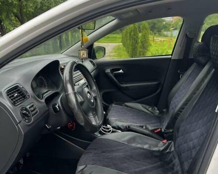 Белый Фольксваген Поло, объемом двигателя 1.6 л и пробегом 200 тыс. км за 5600 $, фото 4 на Automoto.ua