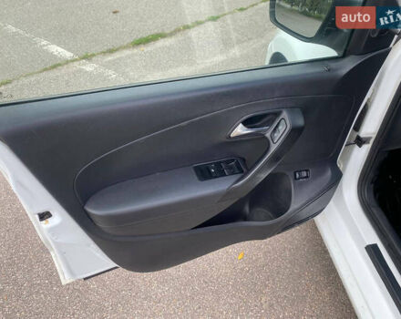 Білий Фольксваген Поло, об'ємом двигуна 1.6 л та пробігом 300 тис. км за 8000 $, фото 5 на Automoto.ua