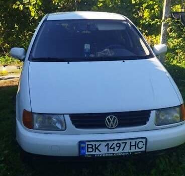 Белый Фольксваген Поло, объемом двигателя 1.39 л и пробегом 350 тыс. км за 2100 $, фото 1 на Automoto.ua