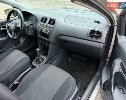 Бежевый Фольксваген Поло, объемом двигателя 1.6 л и пробегом 250 тыс. км за 3800 $, фото 57 на Automoto.ua