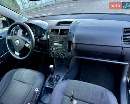 Черный Фольксваген Поло, объемом двигателя 1.2 л и пробегом 220 тыс. км за 3699 $, фото 17 на Automoto.ua