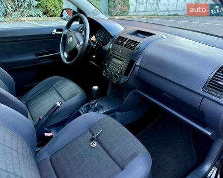 Черный Фольксваген Поло, объемом двигателя 1.2 л и пробегом 220 тыс. км за 3699 $, фото 15 на Automoto.ua