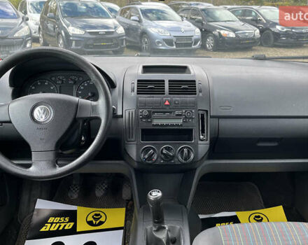 Черный Фольксваген Поло, объемом двигателя 1.39 л и пробегом 247 тыс. км за 4600 $, фото 7 на Automoto.ua