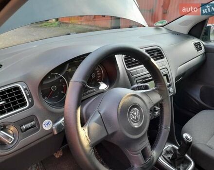 Черный Фольксваген Поло, объемом двигателя 1.2 л и пробегом 106 тыс. км за 5600 $, фото 5 на Automoto.ua