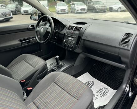 Черный Фольксваген Поло, объемом двигателя 1.4 л и пробегом 246 тыс. км за 4600 $, фото 14 на Automoto.ua