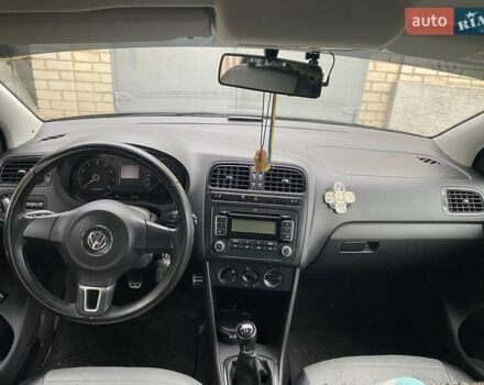 Черный Фольксваген Поло, объемом двигателя 1.6 л и пробегом 70 тыс. км за 8300 $, фото 5 на Automoto.ua