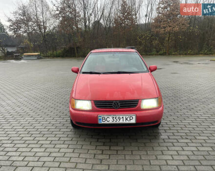 Червоний Фольксваген Поло, об'ємом двигуна 1.3 л та пробігом 200 тис. км за 2200 $, фото 2 на Automoto.ua