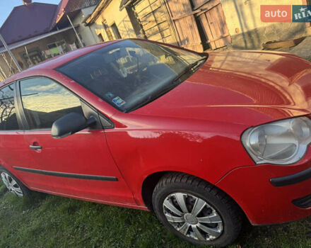 Красный Фольксваген Поло, объемом двигателя 1.2 л и пробегом 175 тыс. км за 3000 $, фото 2 на Automoto.ua