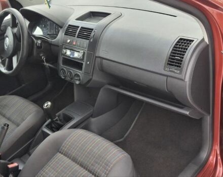 Красный Фольксваген Поло, объемом двигателя 1.4 л и пробегом 225 тыс. км за 4100 $, фото 7 на Automoto.ua