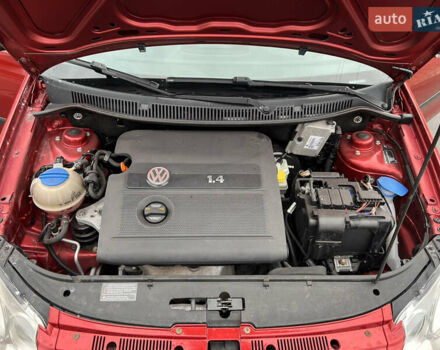 Червоний Фольксваген Поло, об'ємом двигуна 1.4 л та пробігом 180 тис. км за 6000 $, фото 26 на Automoto.ua