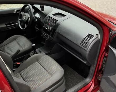 Червоний Фольксваген Поло, об'ємом двигуна 1.4 л та пробігом 195 тис. км за 2600 $, фото 9 на Automoto.ua