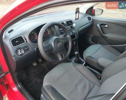 Червоний Фольксваген Поло, об'ємом двигуна 1.2 л та пробігом 200 тис. км за 5550 $, фото 66 на Automoto.ua