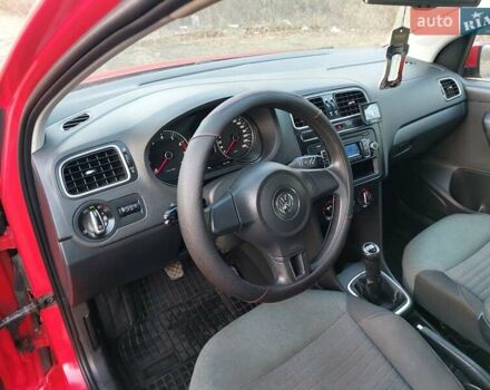 Червоний Фольксваген Поло, об'ємом двигуна 1.2 л та пробігом 200 тис. км за 5550 $, фото 62 на Automoto.ua