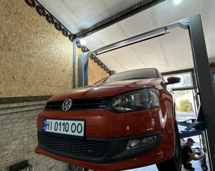 Красный Фольксваген Поло, объемом двигателя 1.4 л и пробегом 142 тыс. км за 10000 $, фото 1 на Automoto.ua