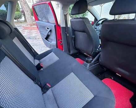 Красный Фольксваген Поло, объемом двигателя 1.39 л и пробегом 120 тыс. км за 9000 $, фото 10 на Automoto.ua