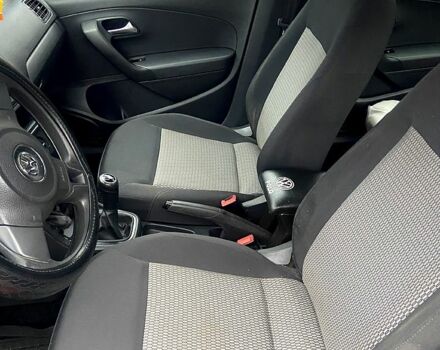 Красный Фольксваген Поло, объемом двигателя 1.6 л и пробегом 235 тыс. км за 5300 $, фото 4 на Automoto.ua