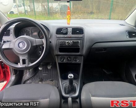 Красный Фольксваген Поло, объемом двигателя 1.6 л и пробегом 235 тыс. км за 5300 $, фото 5 на Automoto.ua