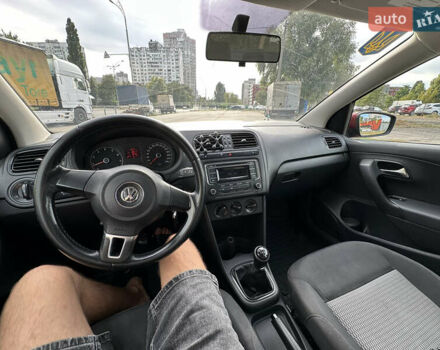 Красный Фольксваген Поло, объемом двигателя 1.6 л и пробегом 229 тыс. км за 5150 $, фото 6 на Automoto.ua