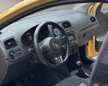 Желтый Фольксваген Поло, объемом двигателя 1.2 л и пробегом 204 тыс. км за 6000 $, фото 14 на Automoto.ua