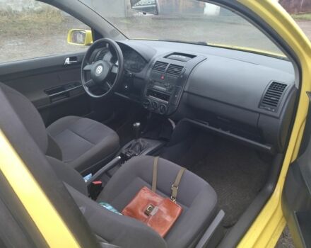 Желтый Фольксваген Поло, объемом двигателя 1.2 л и пробегом 230 тыс. км за 2500 $, фото 6 на Automoto.ua