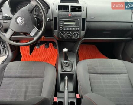 Серый Фольксваген Поло, объемом двигателя 1.42 л и пробегом 265 тыс. км за 5000 $, фото 4 на Automoto.ua