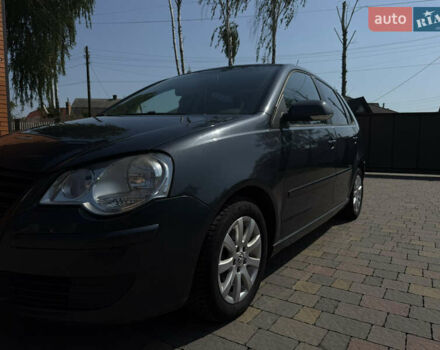 Серый Фольксваген Поло, объемом двигателя 1.4 л и пробегом 310 тыс. км за 4800 $, фото 2 на Automoto.ua