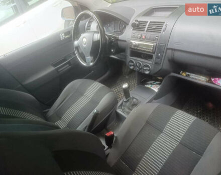 Серый Фольксваген Поло, объемом двигателя 1.4 л и пробегом 250 тыс. км за 5700 $, фото 2 на Automoto.ua