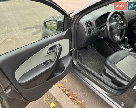 Сірий Фольксваген Поло, об'ємом двигуна 1.39 л та пробігом 185 тис. км за 7600 $, фото 5 на Automoto.ua