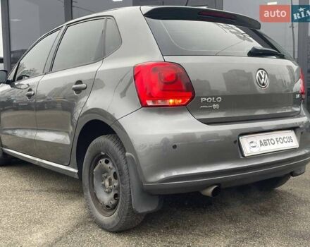 Серый Фольксваген Поло, объемом двигателя 1.39 л и пробегом 253 тыс. км за 9390 $, фото 5 на Automoto.ua