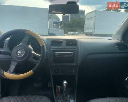 Серый Фольксваген Поло, объемом двигателя 1.39 л и пробегом 250 тыс. км за 8358 $, фото 3 на Automoto.ua