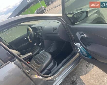 Серый Фольксваген Поло, объемом двигателя 1.39 л и пробегом 250 тыс. км за 8358 $, фото 6 на Automoto.ua