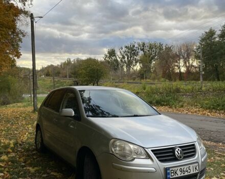 Серый Фольксваген Поло, объемом двигателя 1.4 л и пробегом 280 тыс. км за 3999 $, фото 2 на Automoto.ua