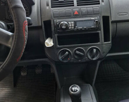 Зеленый Фольксваген Поло, объемом двигателя 1.2 л и пробегом 145 тыс. км за 3400 $, фото 4 на Automoto.ua