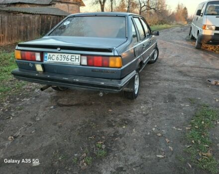 Синий Фольксваген Сантана, объемом двигателя 1.8 л и пробегом 300 тыс. км за 1000 $, фото 2 на Automoto.ua