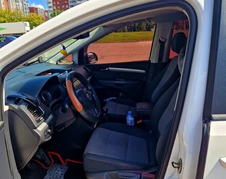 Белый Фольксваген Шаран, объемом двигателя 2 л и пробегом 310 тыс. км за 11500 $, фото 3 на Automoto.ua