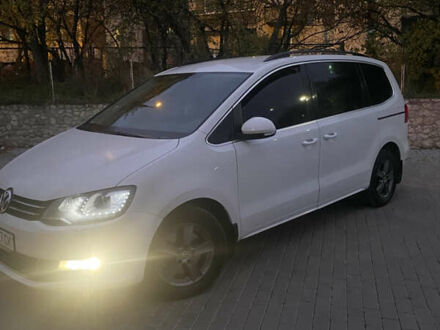 Белый Фольксваген Шаран, объемом двигателя 2 л и пробегом 263 тыс. км за 11700 $, фото 1 на Automoto.ua