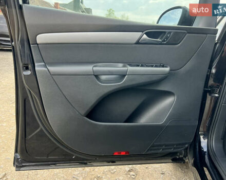 Чорний Фольксваген Шаран, об'ємом двигуна 2 л та пробігом 126 тис. км за 15957 $, фото 28 на Automoto.ua