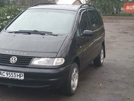 Черный Фольксваген Шаран, объемом двигателя 1.9 л и пробегом 391 тыс. км за 2950 $, фото 1 на Automoto.ua