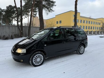 Черный Фольксваген Шаран, объемом двигателя 1.9 л и пробегом 300 тыс. км за 1870 $, фото 1 на Automoto.ua