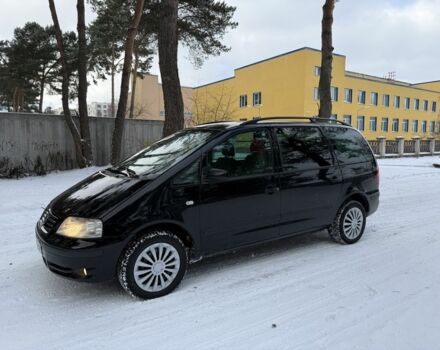 Черный Фольксваген Шаран, объемом двигателя 1.9 л и пробегом 300 тыс. км за 1870 $, фото 1 на Automoto.ua