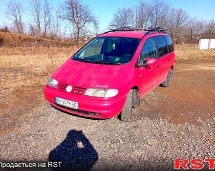 Красный Фольксваген Шаран, объемом двигателя 1.8 л и пробегом 313 тыс. км за 3860 $, фото 3 на Automoto.ua