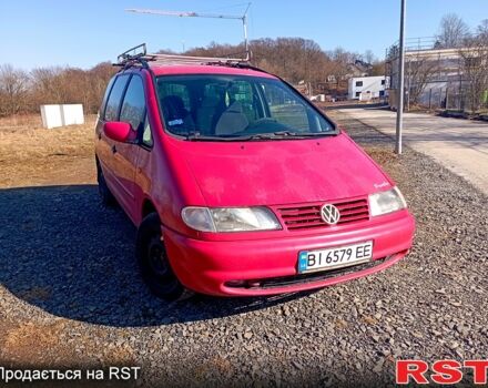 Красный Фольксваген Шаран, объемом двигателя 1.8 л и пробегом 313 тыс. км за 3860 $, фото 2 на Automoto.ua