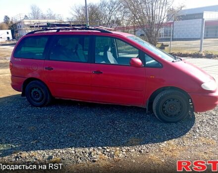 Красный Фольксваген Шаран, объемом двигателя 1.8 л и пробегом 313 тыс. км за 3860 $, фото 1 на Automoto.ua