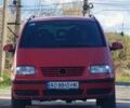 Красный Фольксваген Шаран, объемом двигателя 0.19 л и пробегом 300 тыс. км за 3900 $, фото 1 на Automoto.ua