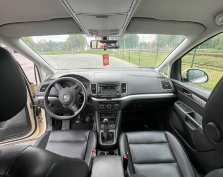 Желтый Фольксваген Шаран, объемом двигателя 2 л и пробегом 327 тыс. км за 10000 $, фото 7 на Automoto.ua