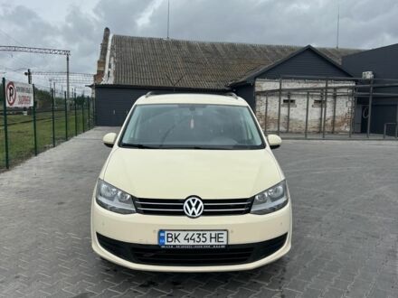 Желтый Фольксваген Шаран, объемом двигателя 2 л и пробегом 327 тыс. км за 10000 $, фото 1 на Automoto.ua