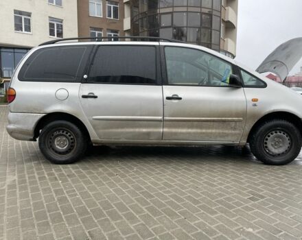 Серый Фольксваген Шаран, объемом двигателя 1.9 л и пробегом 350 тыс. км за 2200 $, фото 4 на Automoto.ua